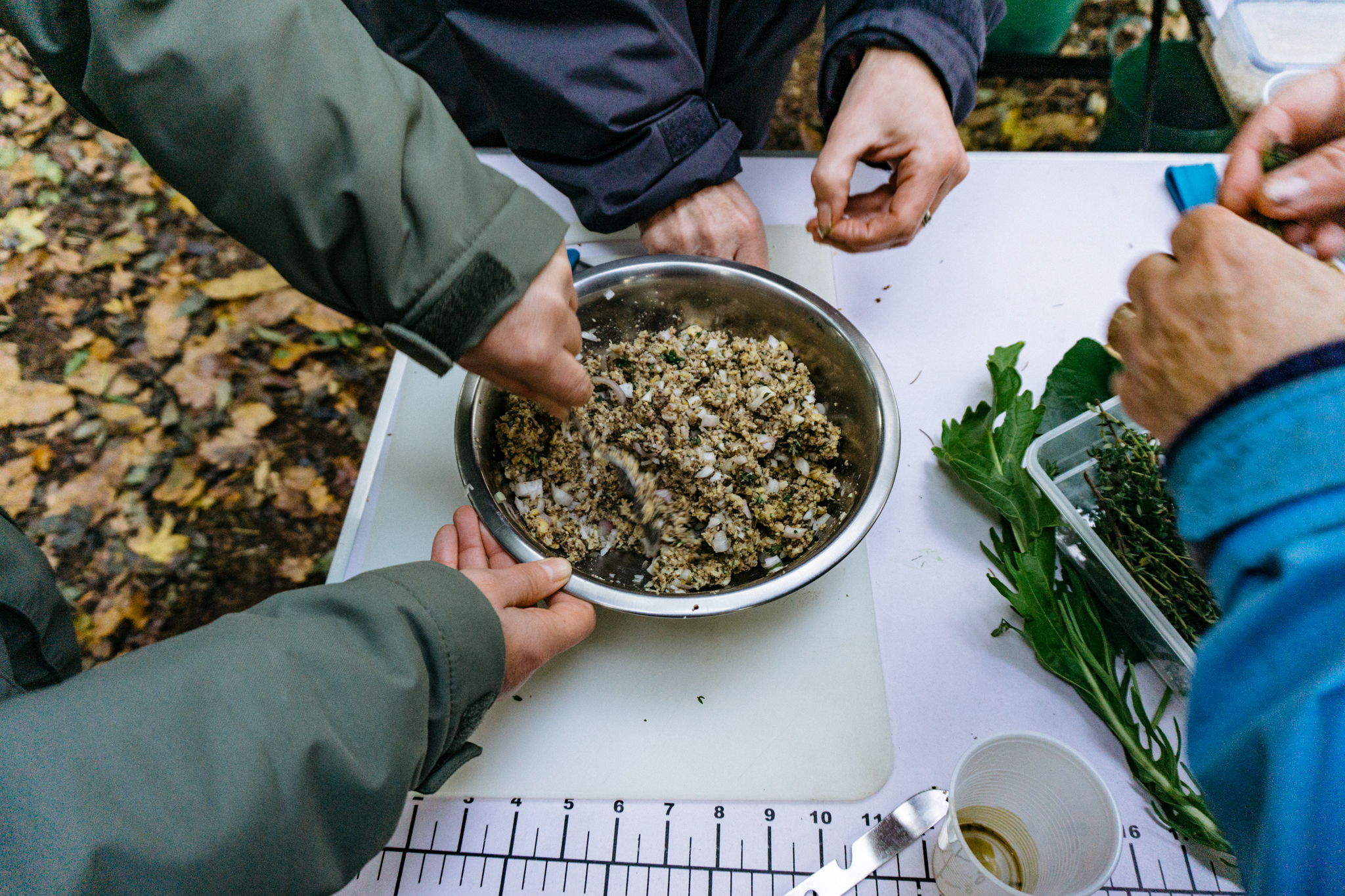 Foraging course - making acorn burgers